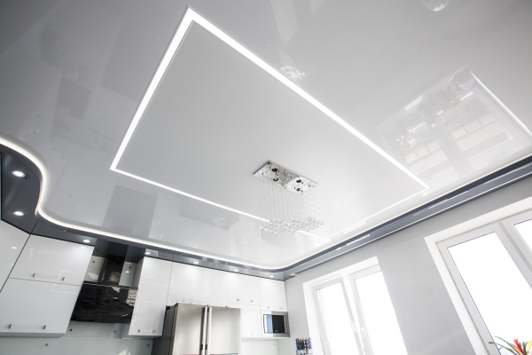 Пример глянцевого натяжного потолка на кухню