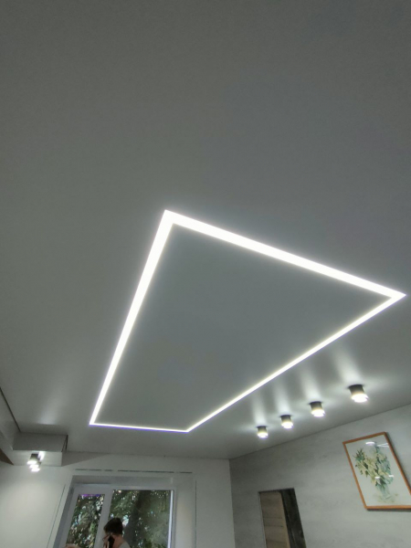 Фото потолка с накладными светильниками