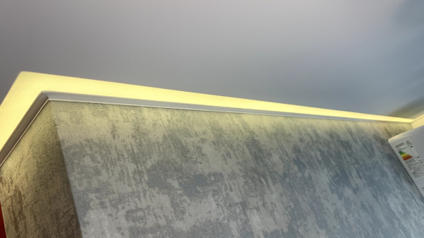 Пример матового натяжного потолка с подсветкой