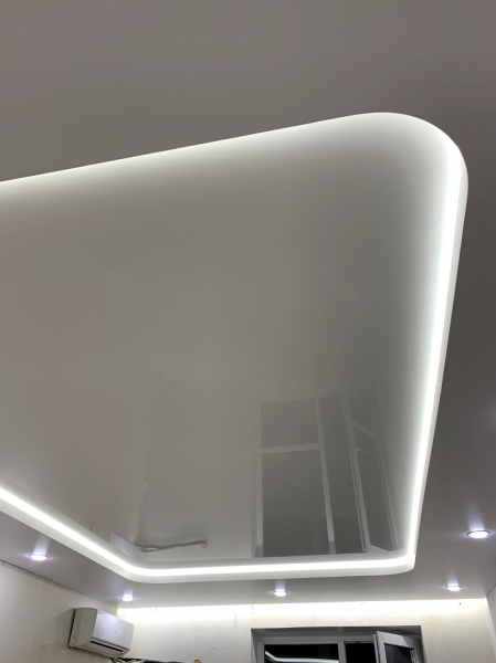 Глянцевый натяжной потолок