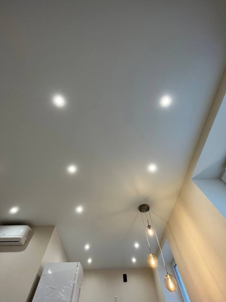 Фото матового потолка в гостиной