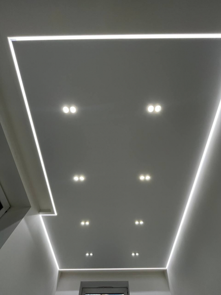 Натяжной потолок с точечными светильниками и подсветкой