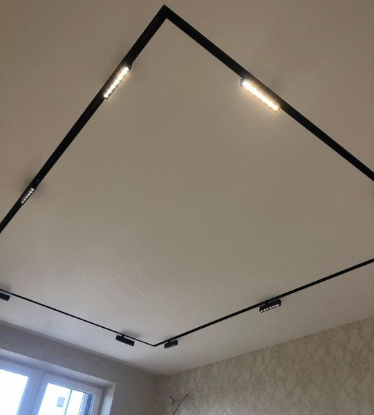 Фото натяжного потолка с технологией SLOTT в спальню