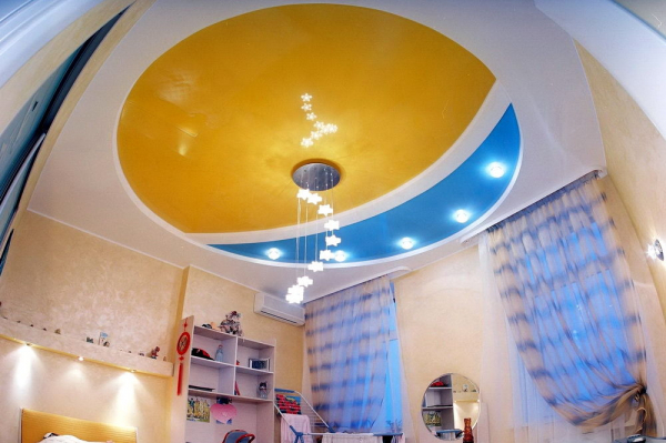 Пример цветного натяжного потолка в детскую комнату