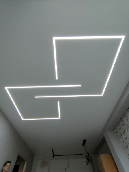 Фото потолка со световыми линиями