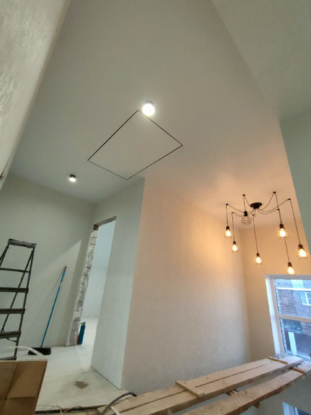 Натяжной потолок с люком на чердак